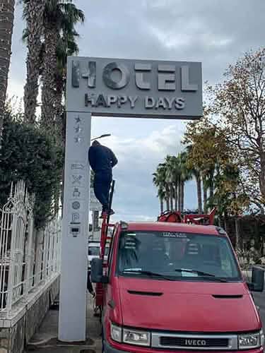 installa insegna pubblicitaria