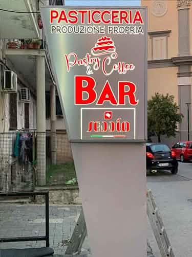 installazione totem pubblicitari pastry